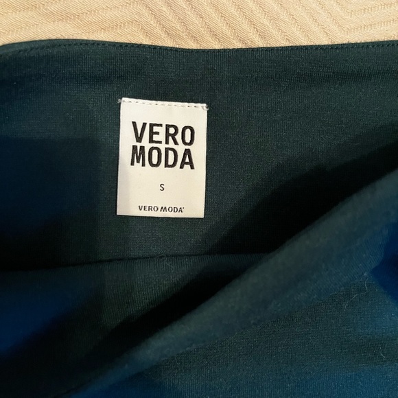 Vero Moda, Coordinated green pencil skirt and lace top set. Small - Picture 3 of 6